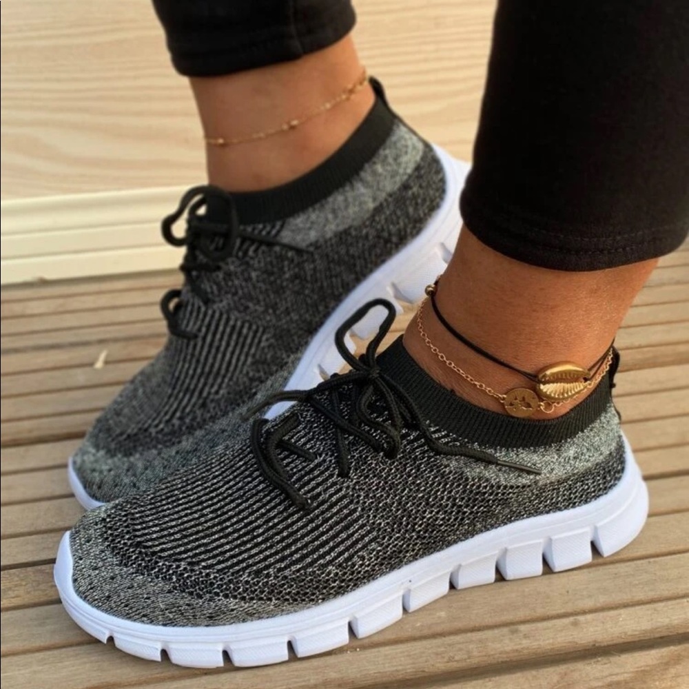 Like new low top knit sneakers shiny